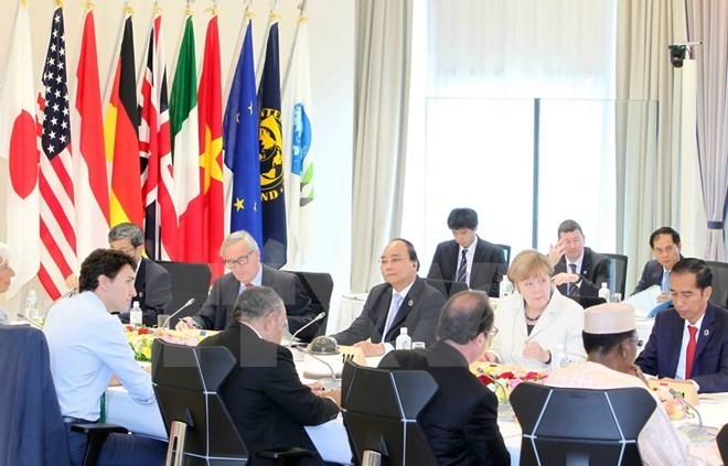 Prime Minister Nguyen Xuan Phuc delivers his speech in during the expanded G7 Summit - ảnh 1